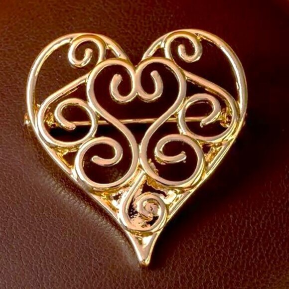 Filigree Heart Brooch Pin Stylish Y2k Vintage Style Gold Tone Minimalist Elegant - Picture 1 of 3